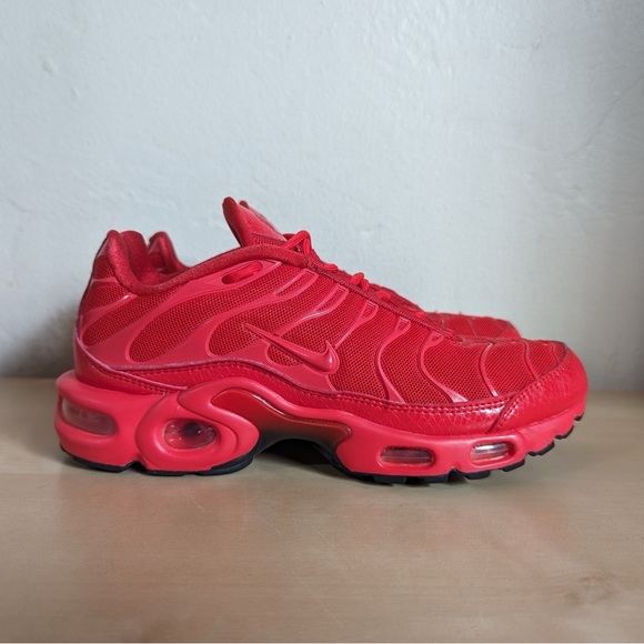 crimson red air max plus